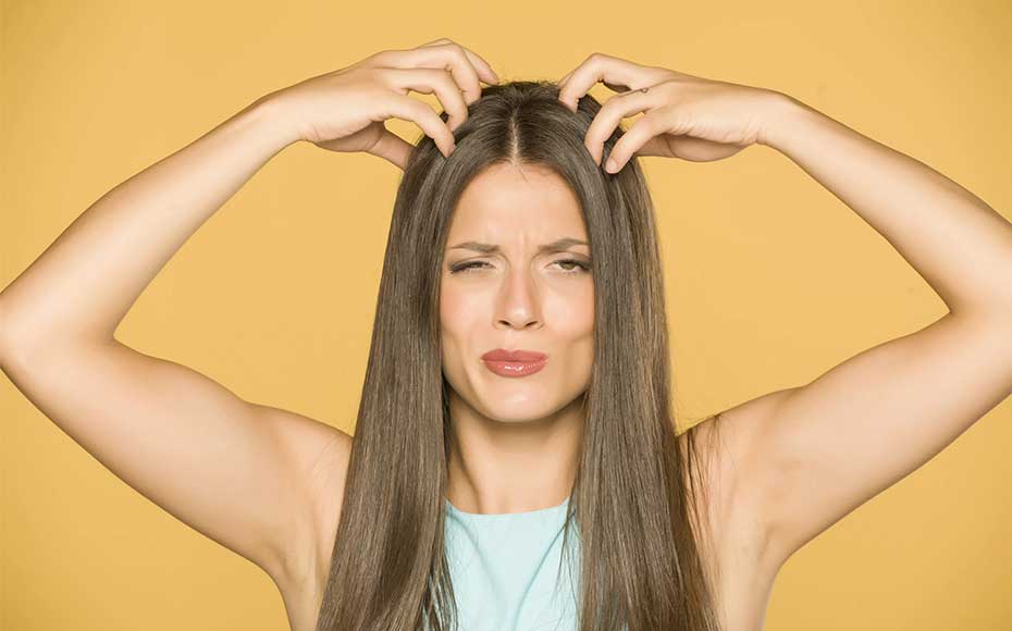 خارش پوست میتواند یکی از علائم ریزش مو باشد